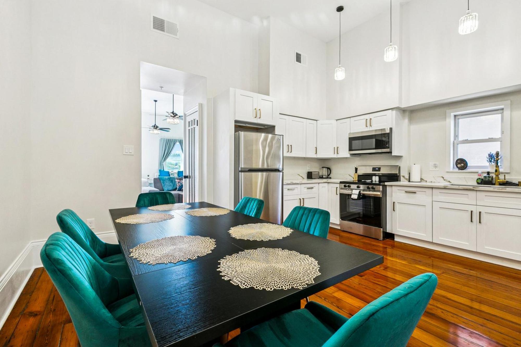 Stylish & Spacious In Apartment