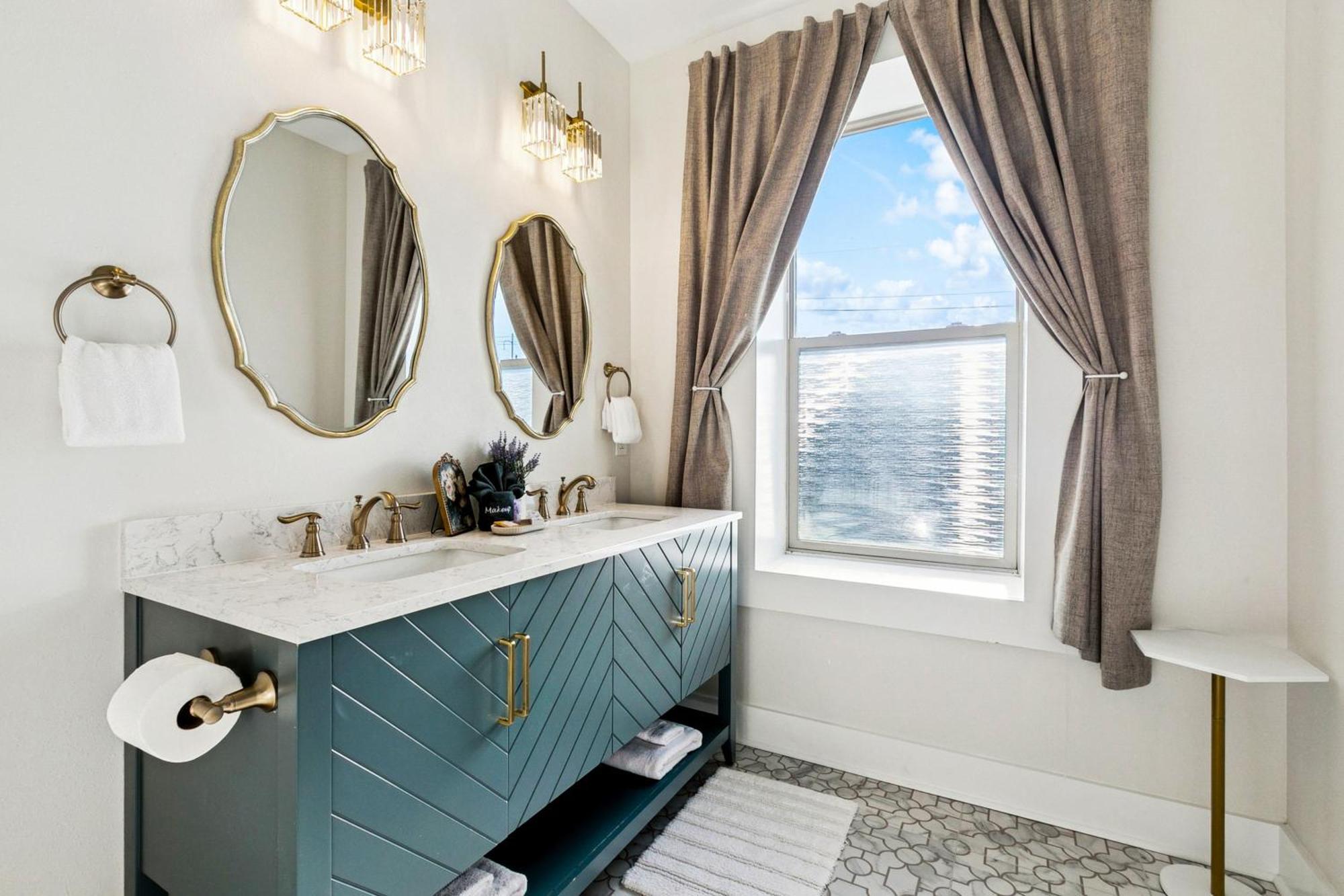 Stylish & Spacious In Apartment *