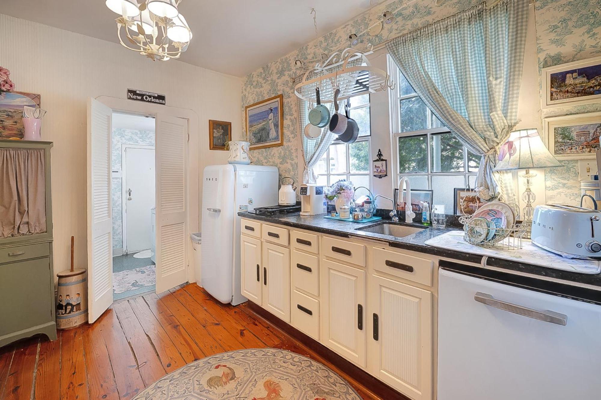 Dollhouse, 6 Bedroom French Quarter, Jazz Fest Sleeps 13! Holiday home *