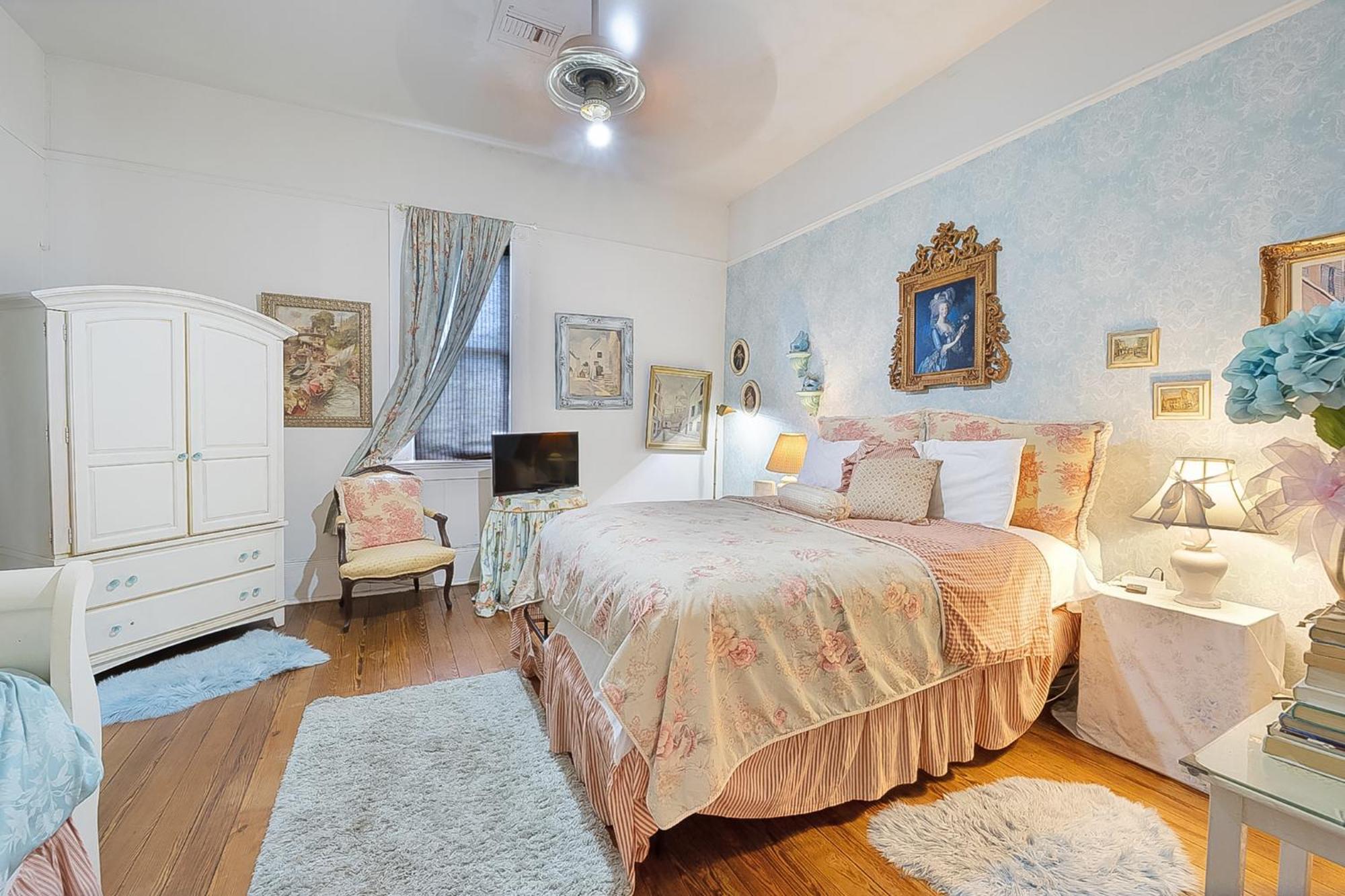 Dollhouse, 6 Bedroom French Quarter, Jazz Fest Sleeps 13! Holiday home