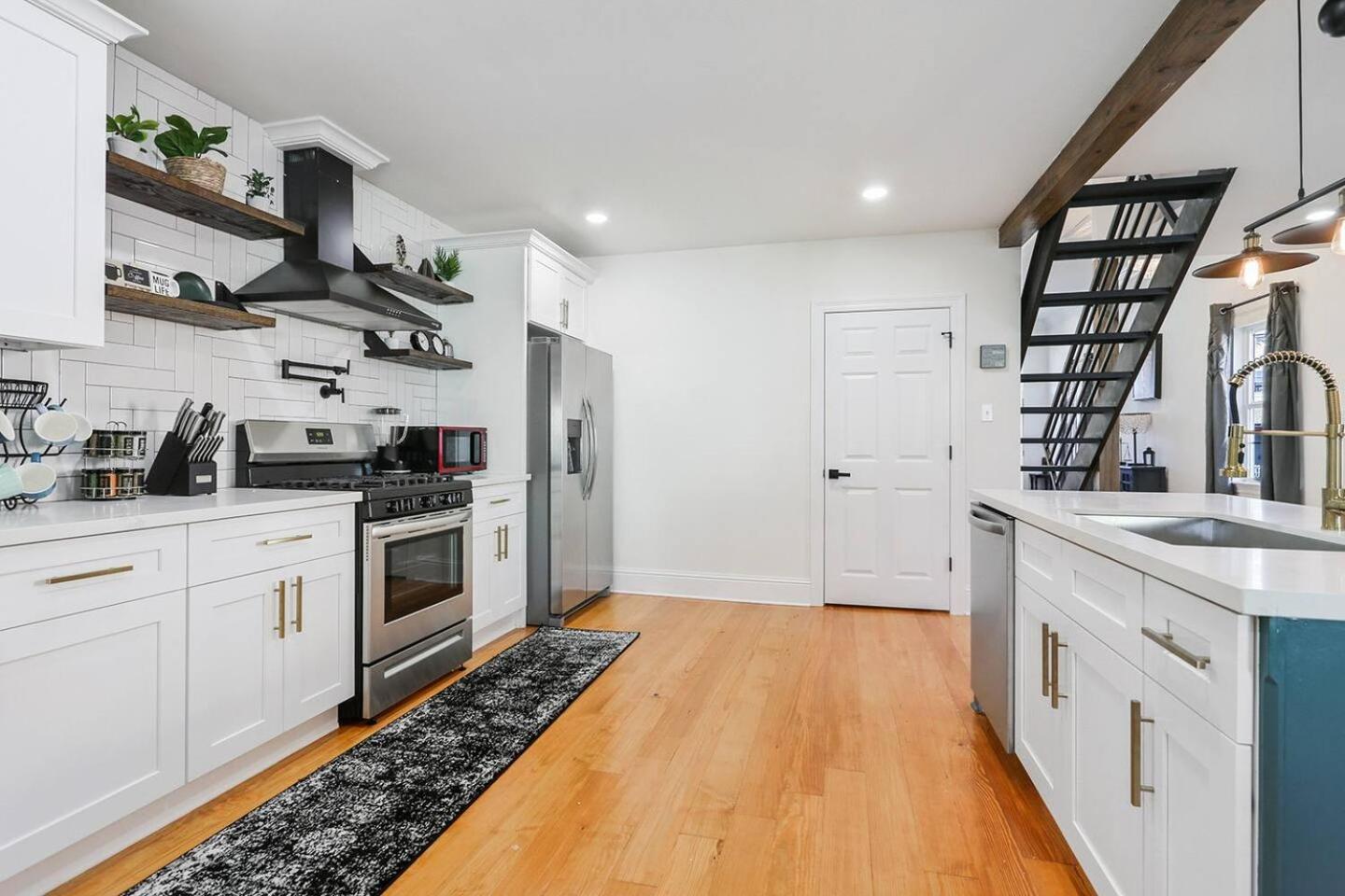 Mid-city Modern Parking Festival Season Holiday home