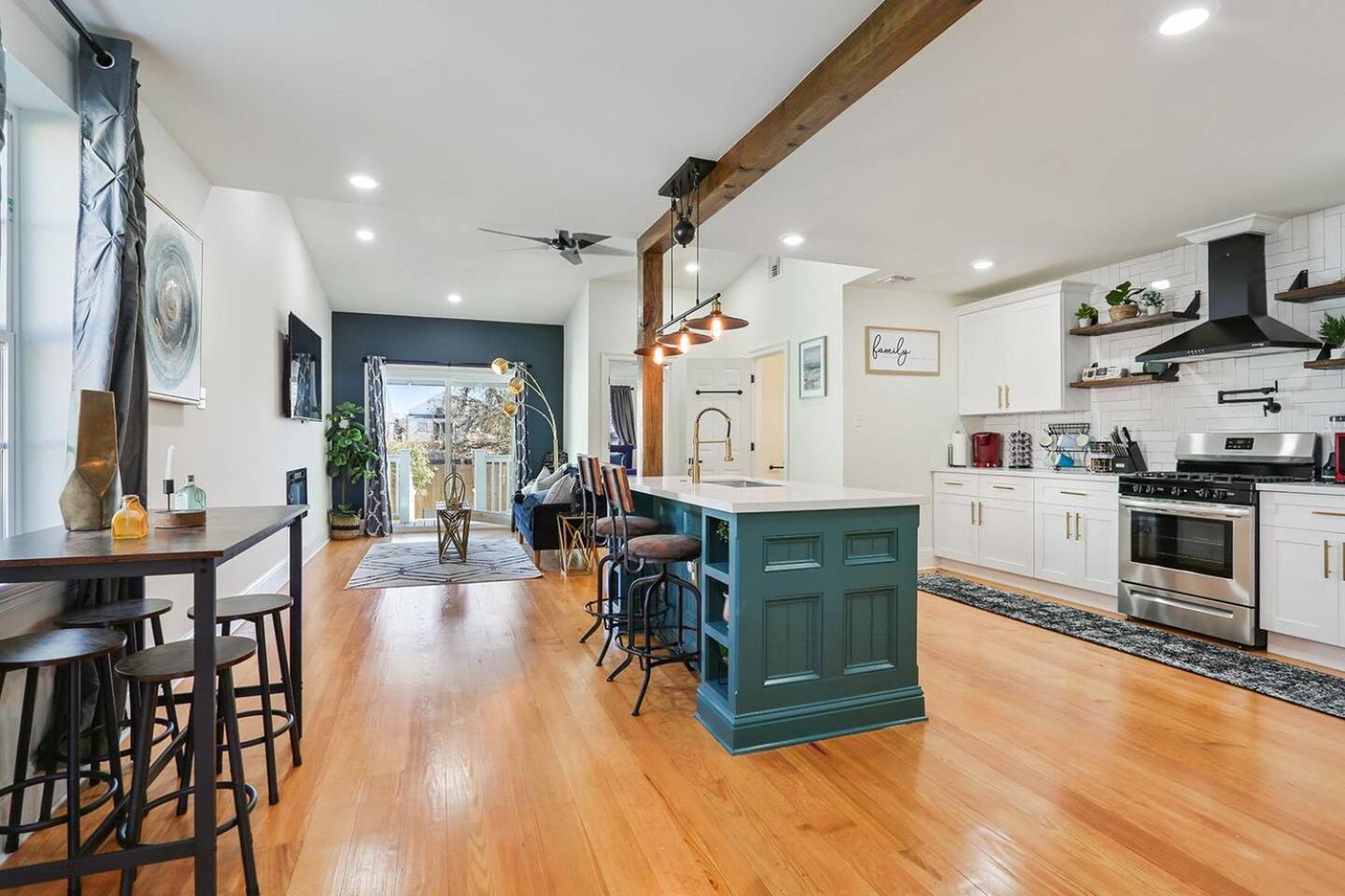 Mid-city Modern Parking Festival Season Holiday home