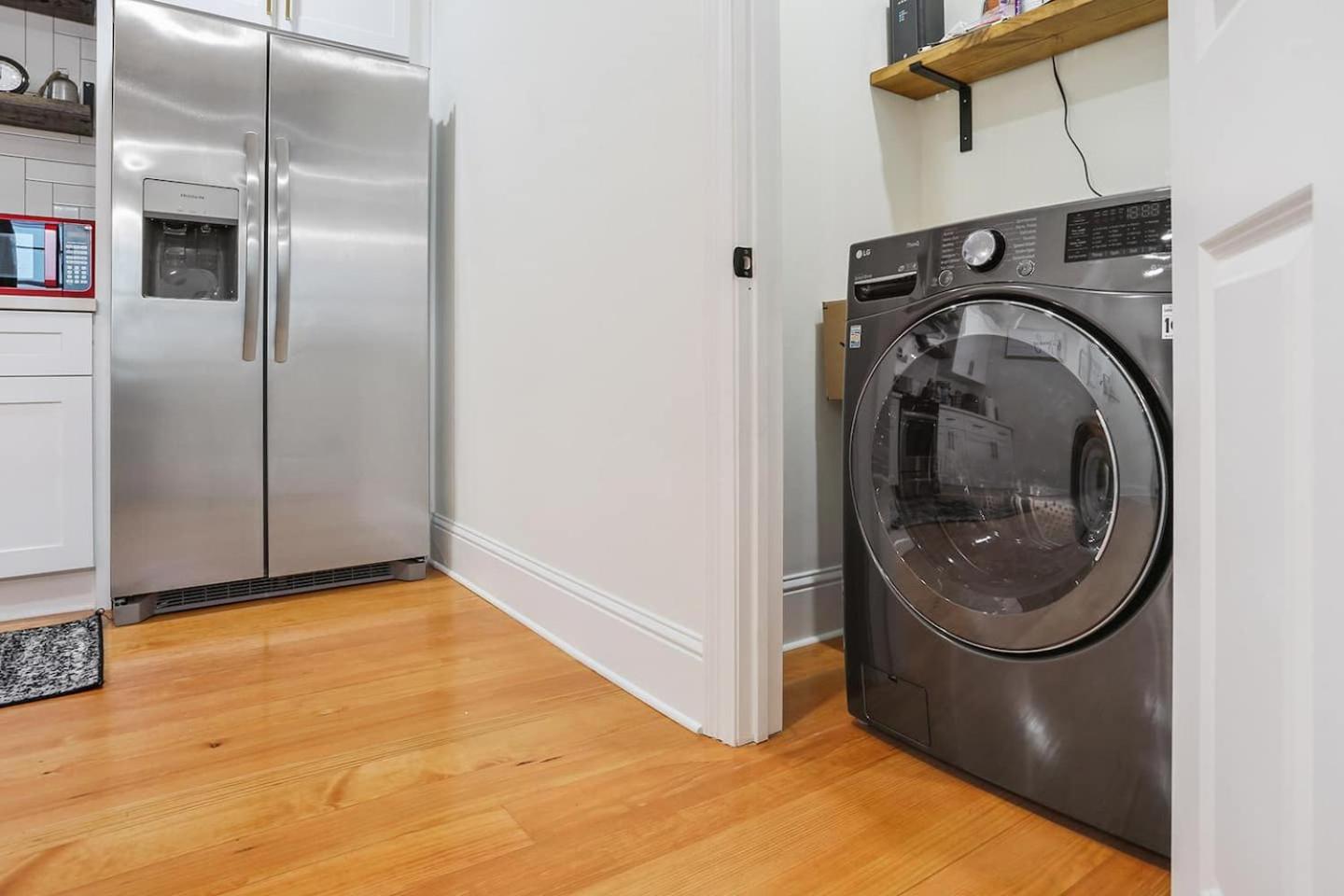 Mid-city Modern Parking Festival Season Holiday home