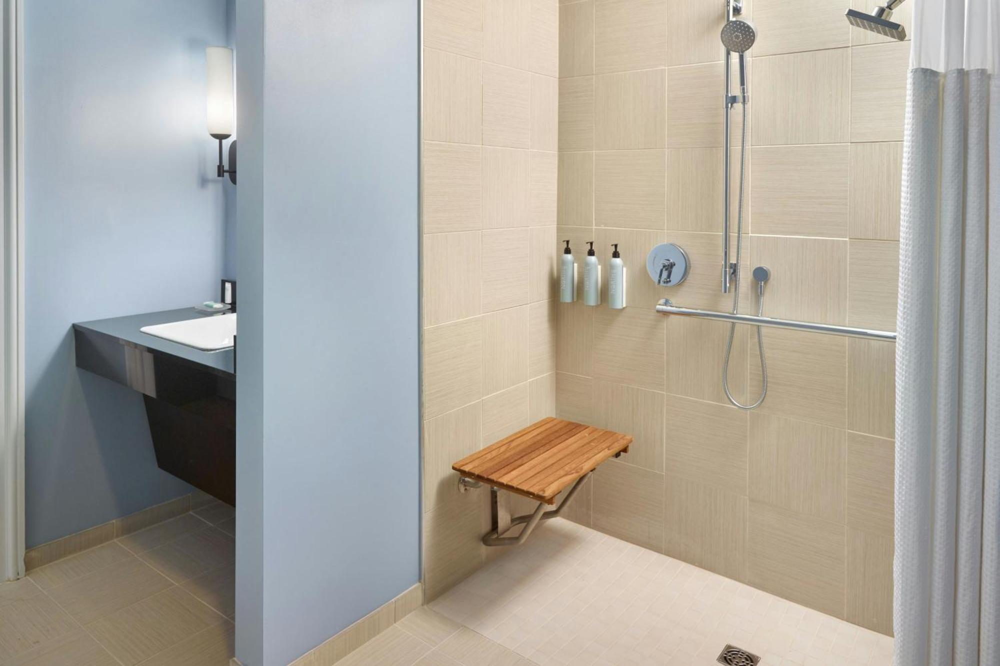 Hotel Courtyard By Marriott French Quarter/iberville 3*