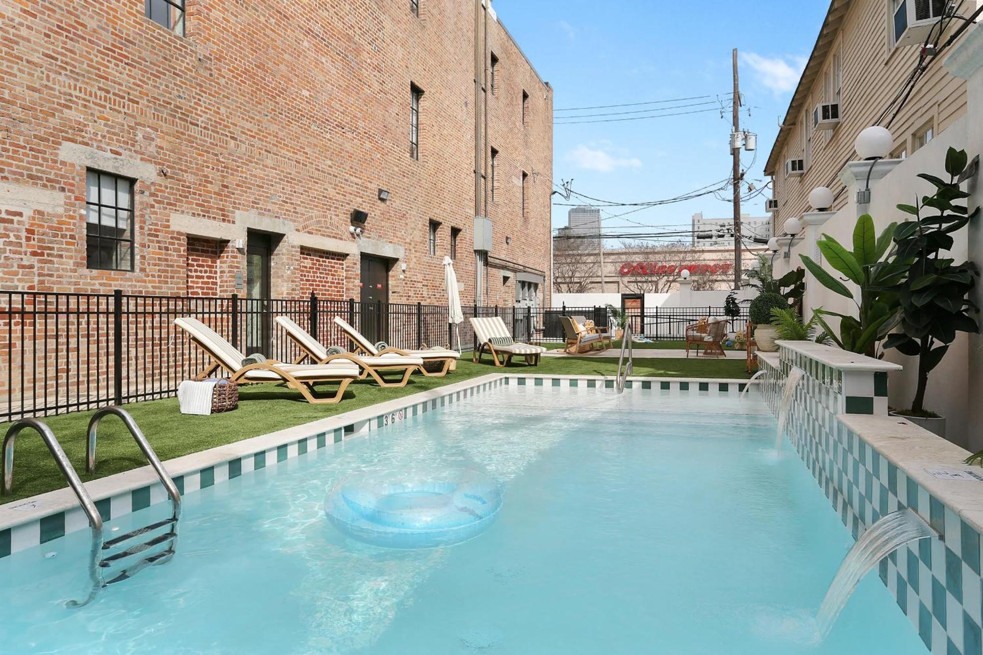 The Gisele - Luxury 4br 3ba For 8 - Pool & Streetcar Stop