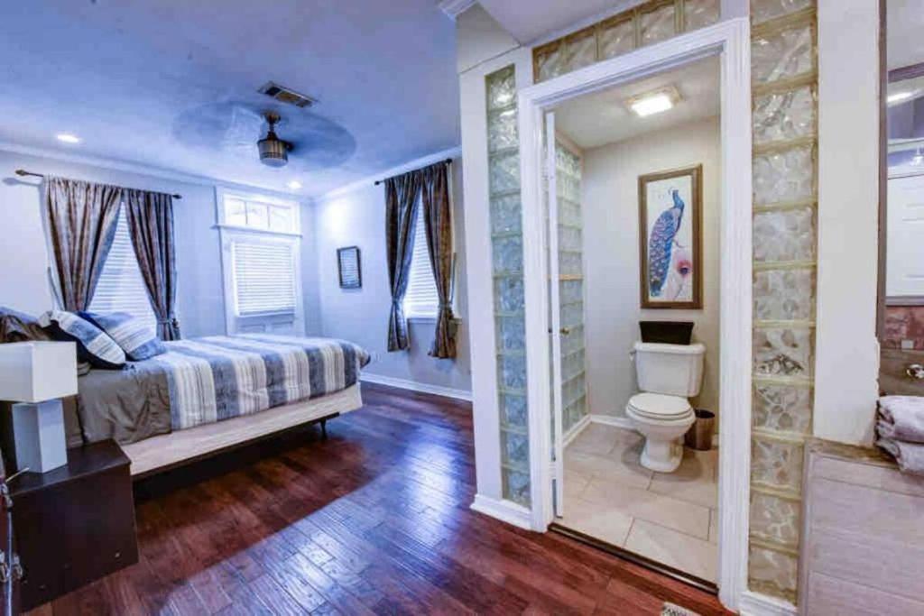 - French Quarter's Edge Apartment *