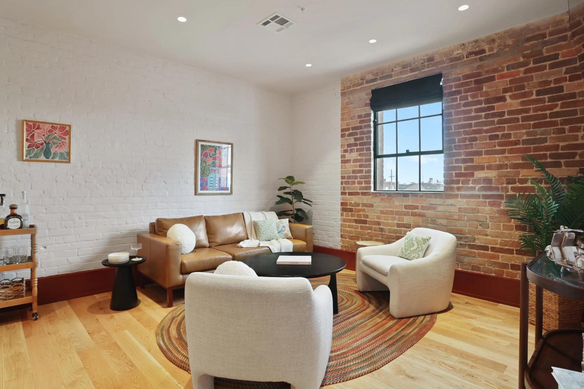 The Gisele - Luxury 4br 3ba For 8 - Pool & Streetcar Stop Apartment