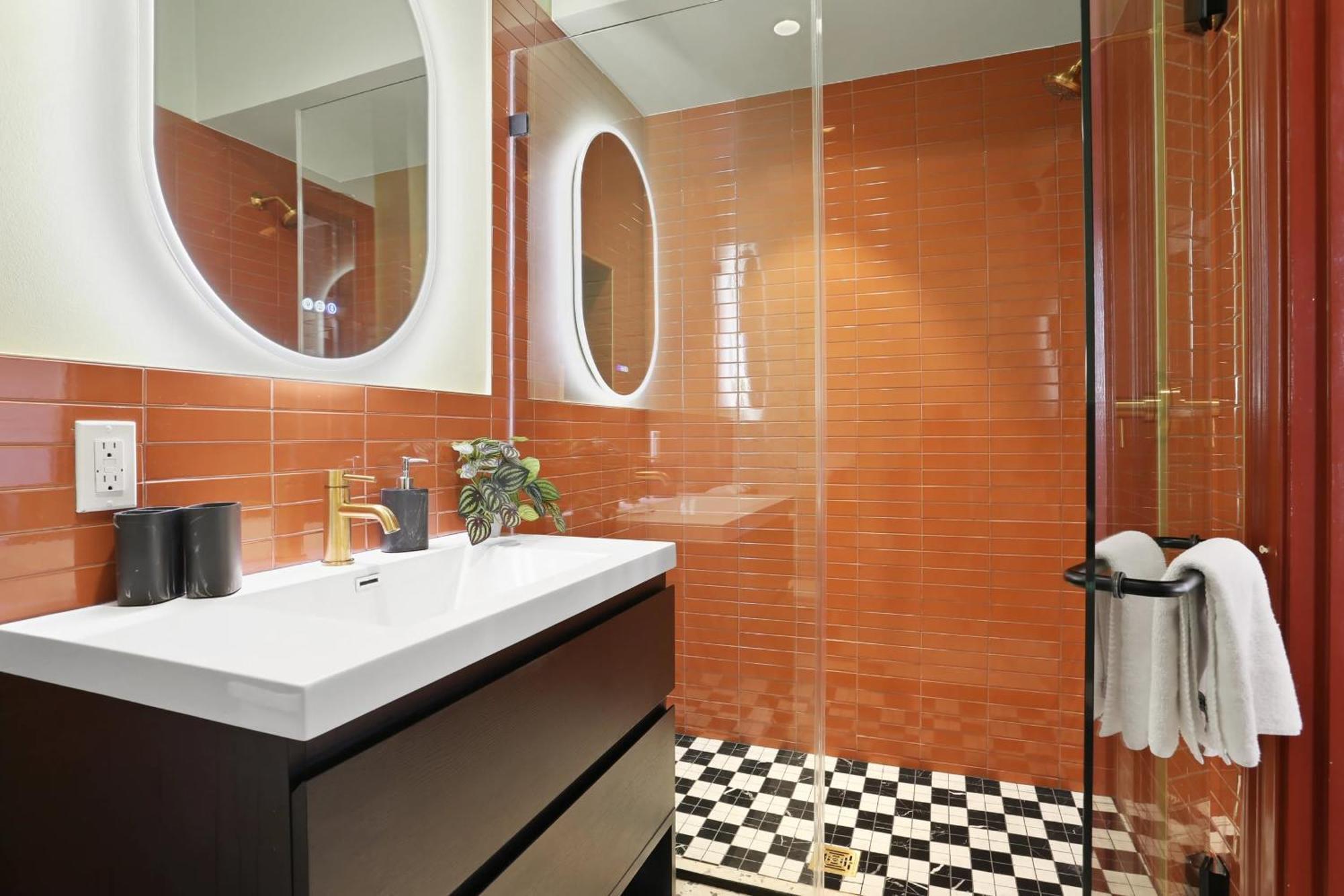 The Gisele - Luxury 4br 3ba For 8 - Pool & Streetcar Stop Apartment