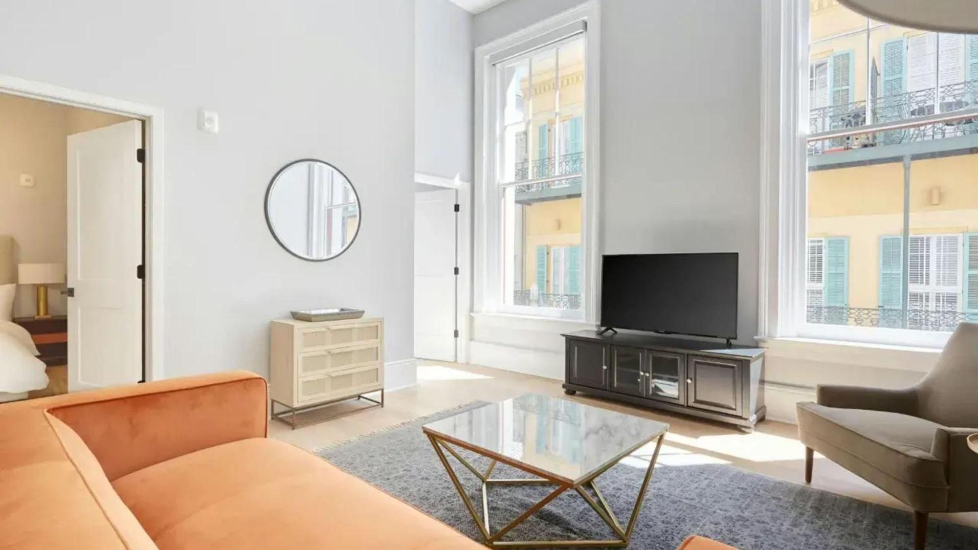 Hotel 2 Units Steps To The French Quarter Bourbon St The Harlequin By Avantstay *