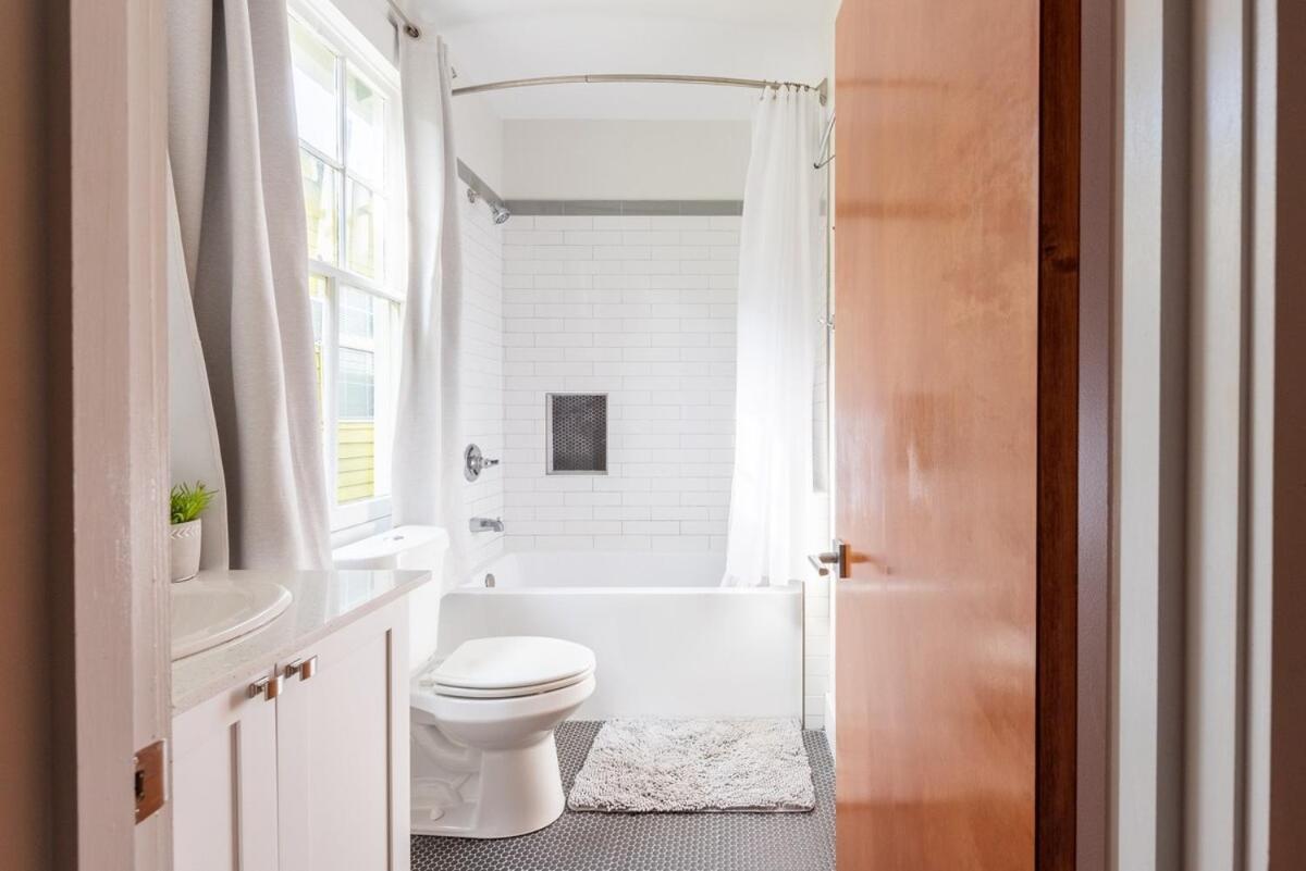 Big Easy - Walk To The Canal Streetcar