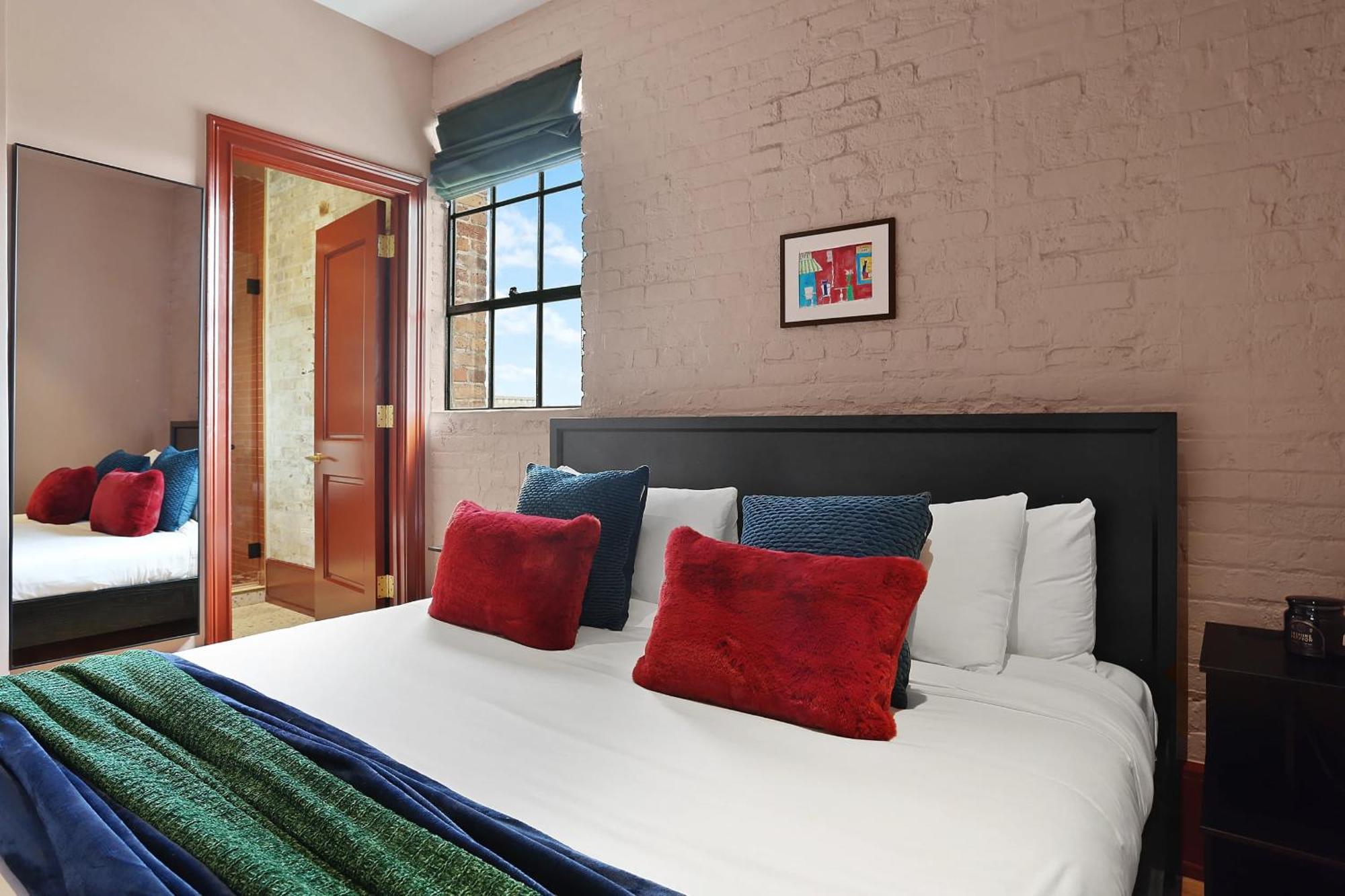 The Gisele - Luxury 4br 3ba For 8 - Pool & Streetcar Stop Apartment New Orleans