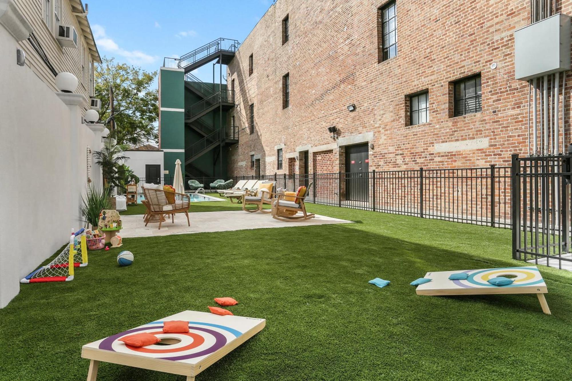 The Gisele - Luxury 4br 3ba For 8 - Pool & Streetcar Stop Apartment *