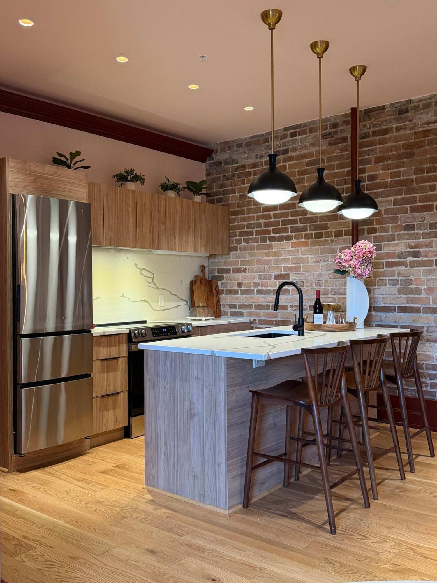 The Gisele - Luxury 4br 3ba For 8 - Pool & Streetcar Stop Apartment