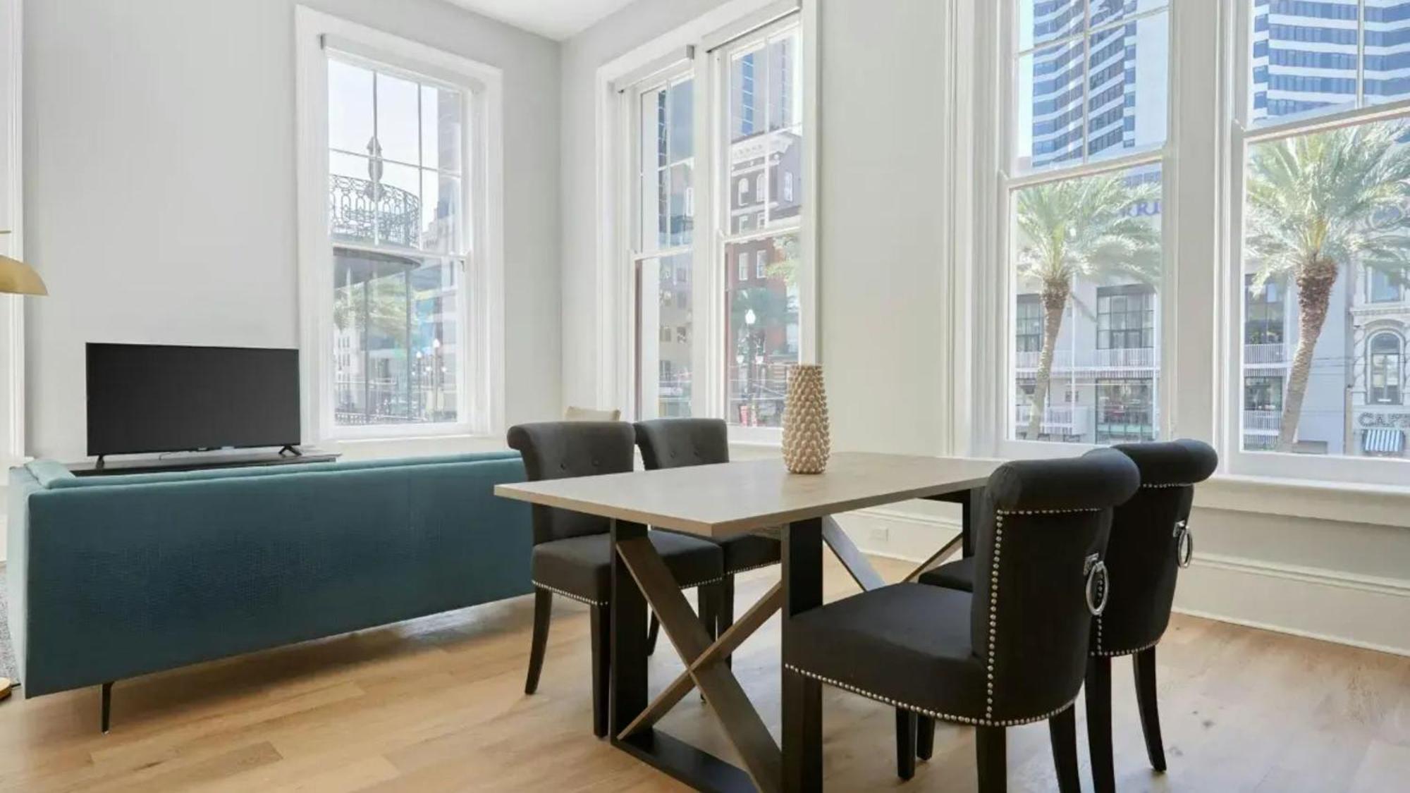 2 Units Steps To The French Quarter Bourbon St The Harlequin By Avantstay Hotel New Orleans