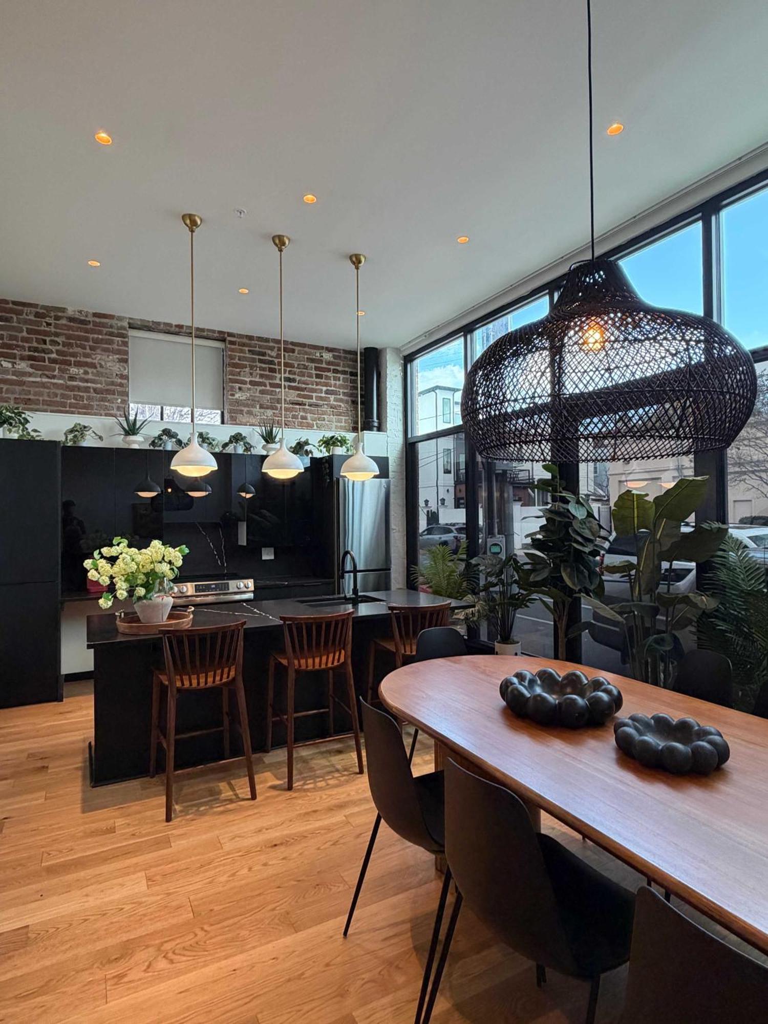 The Gisele - Beautiful 4br 4ba For 8 - Pool & Streetcar Stop Apartment