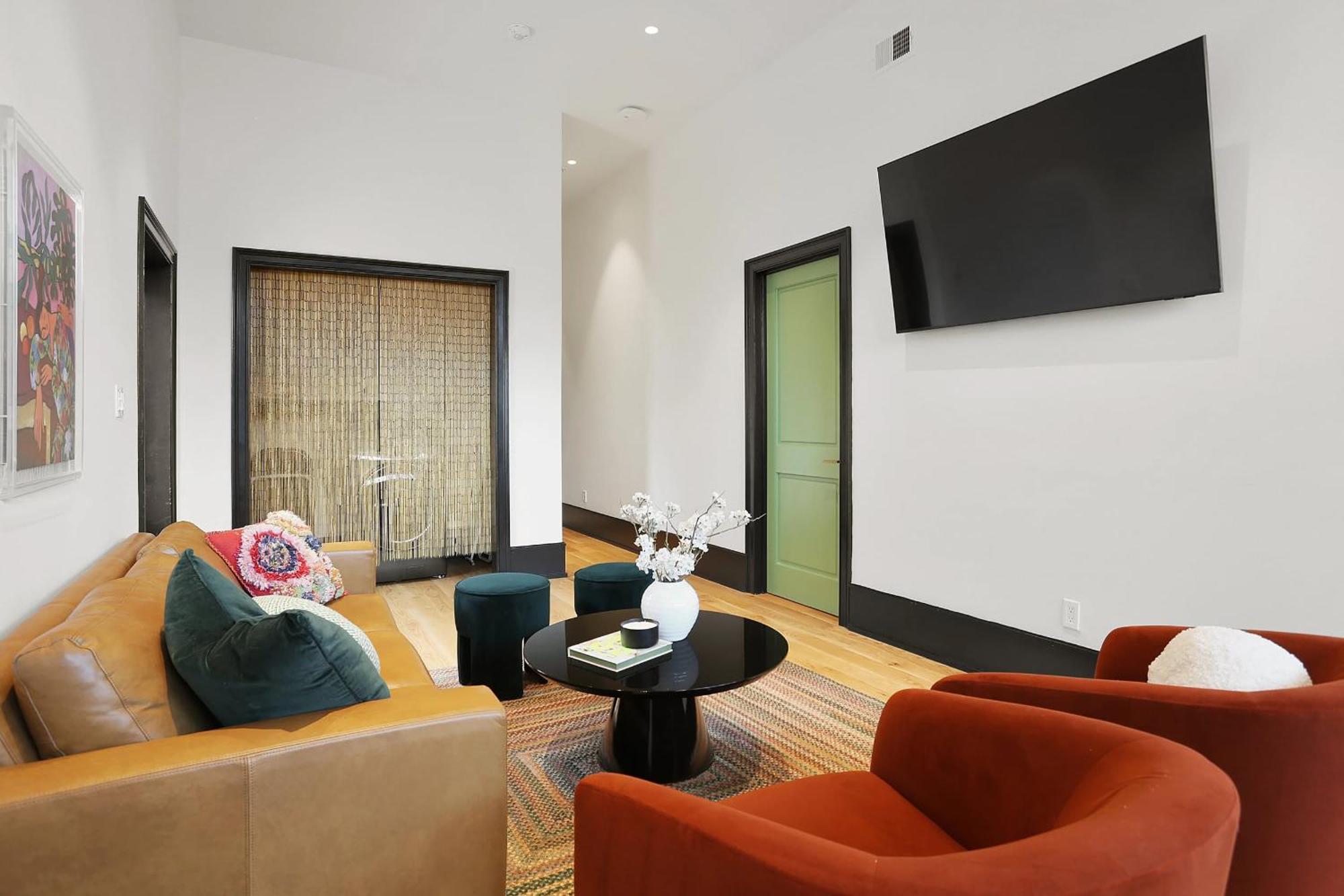 The Gisele - Beautiful 4br 4ba For 8 - Pool & Streetcar Stop Apartment New Orleans