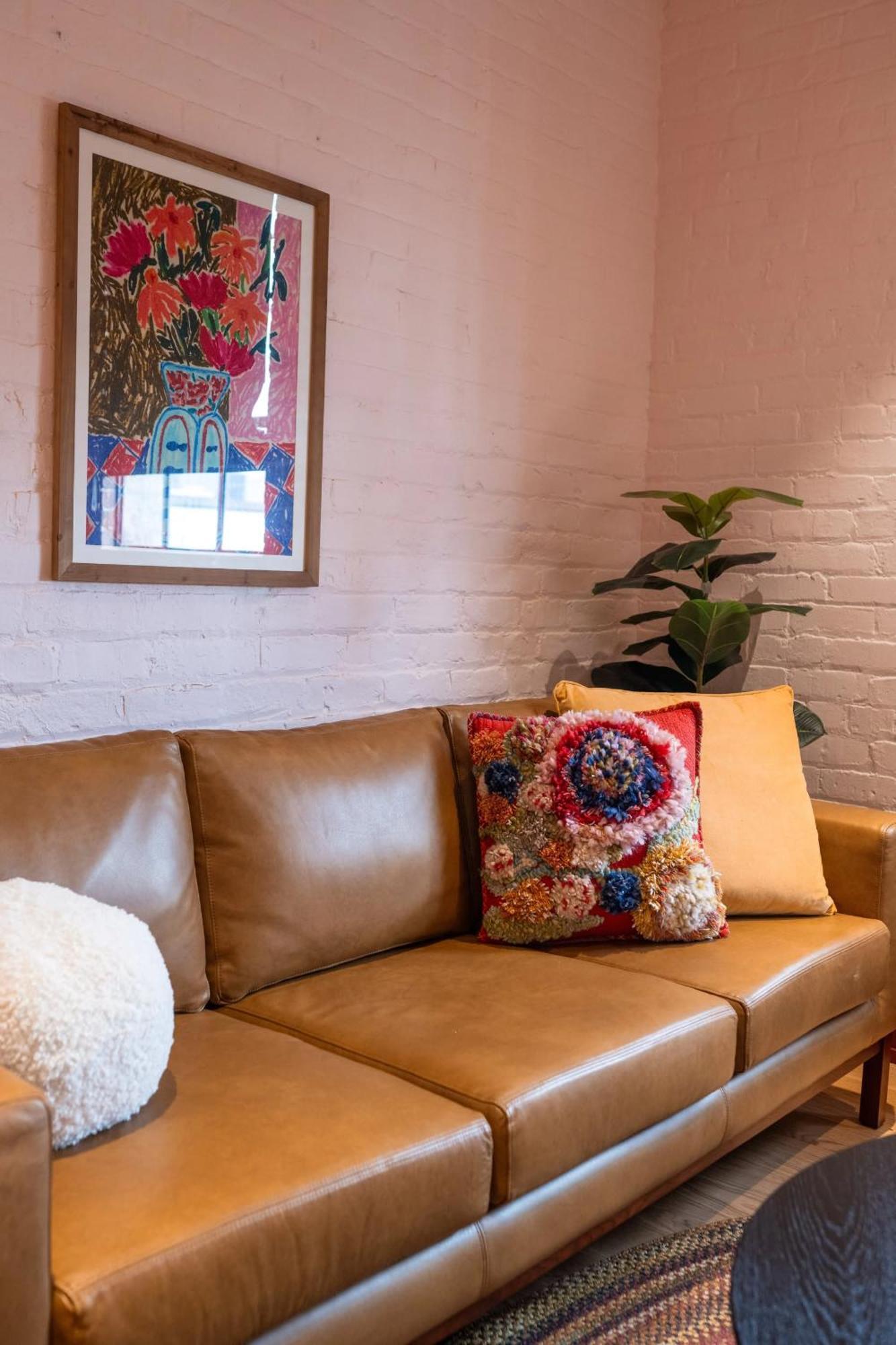 The Gisele - Luxury 4br 3ba For 8 - Pool & Streetcar Stop Apartment