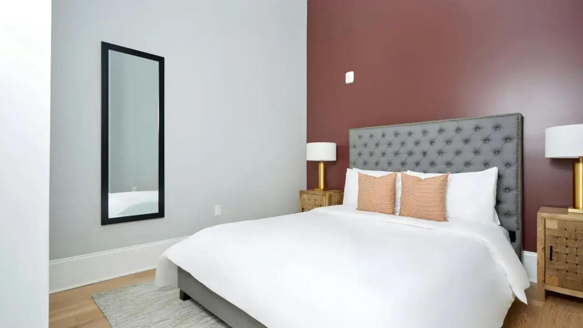 2 Units Steps To The French Quarter Bourbon St The Harlequin By Avantstay Hotel