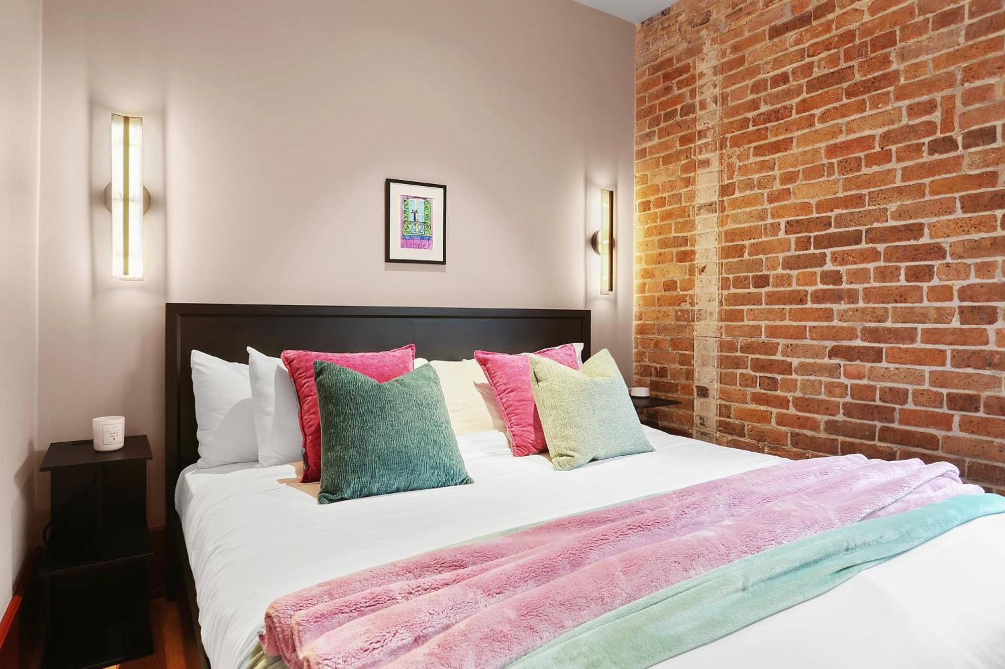 The Gisele - Luxury 4br 3ba For 8 - Pool & Streetcar Stop Apartment