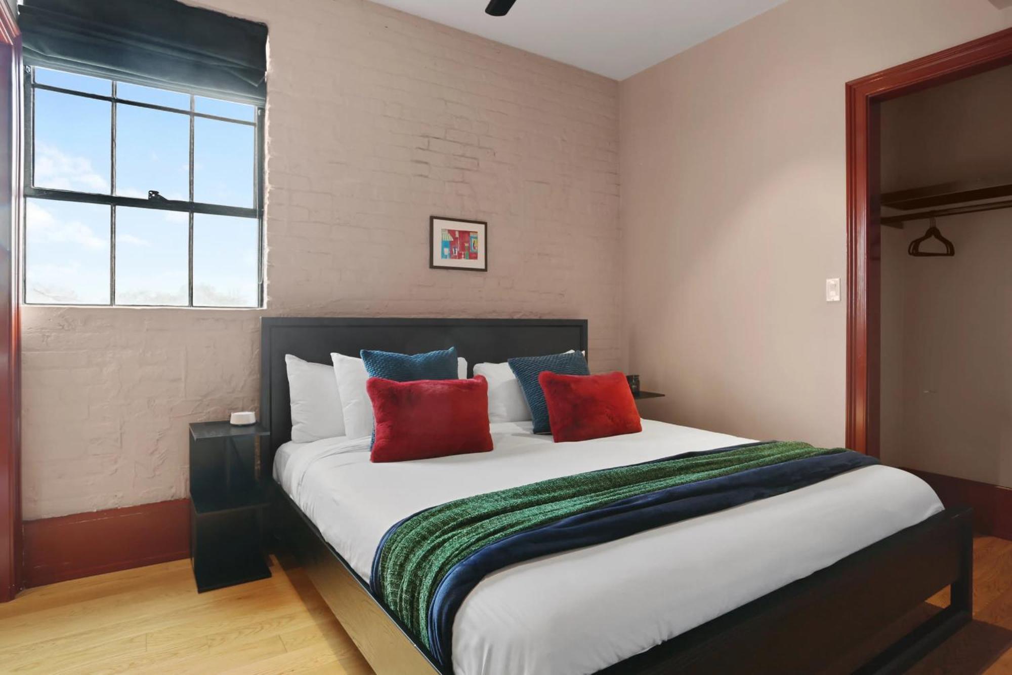 The Gisele - Luxury 4br 3ba For 8 - Pool & Streetcar Stop Apartment New Orleans