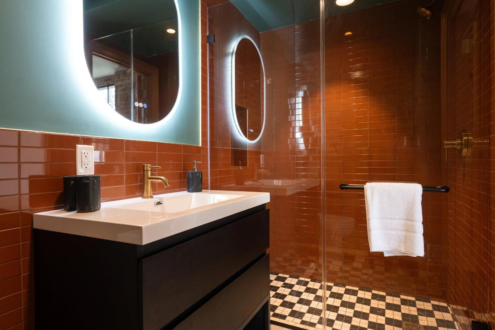 Apartment The Gisele - Luxury 4br 3ba For 8 - Pool & Streetcar Stop *