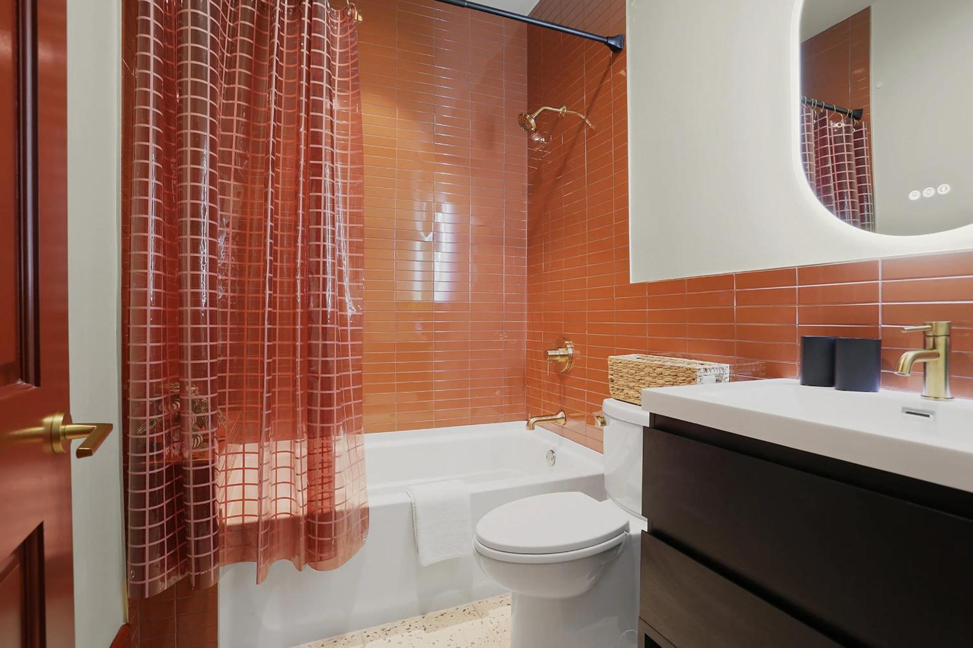 The Gisele - Luxury 4br 3ba For 8 - Pool & Streetcar Stop *