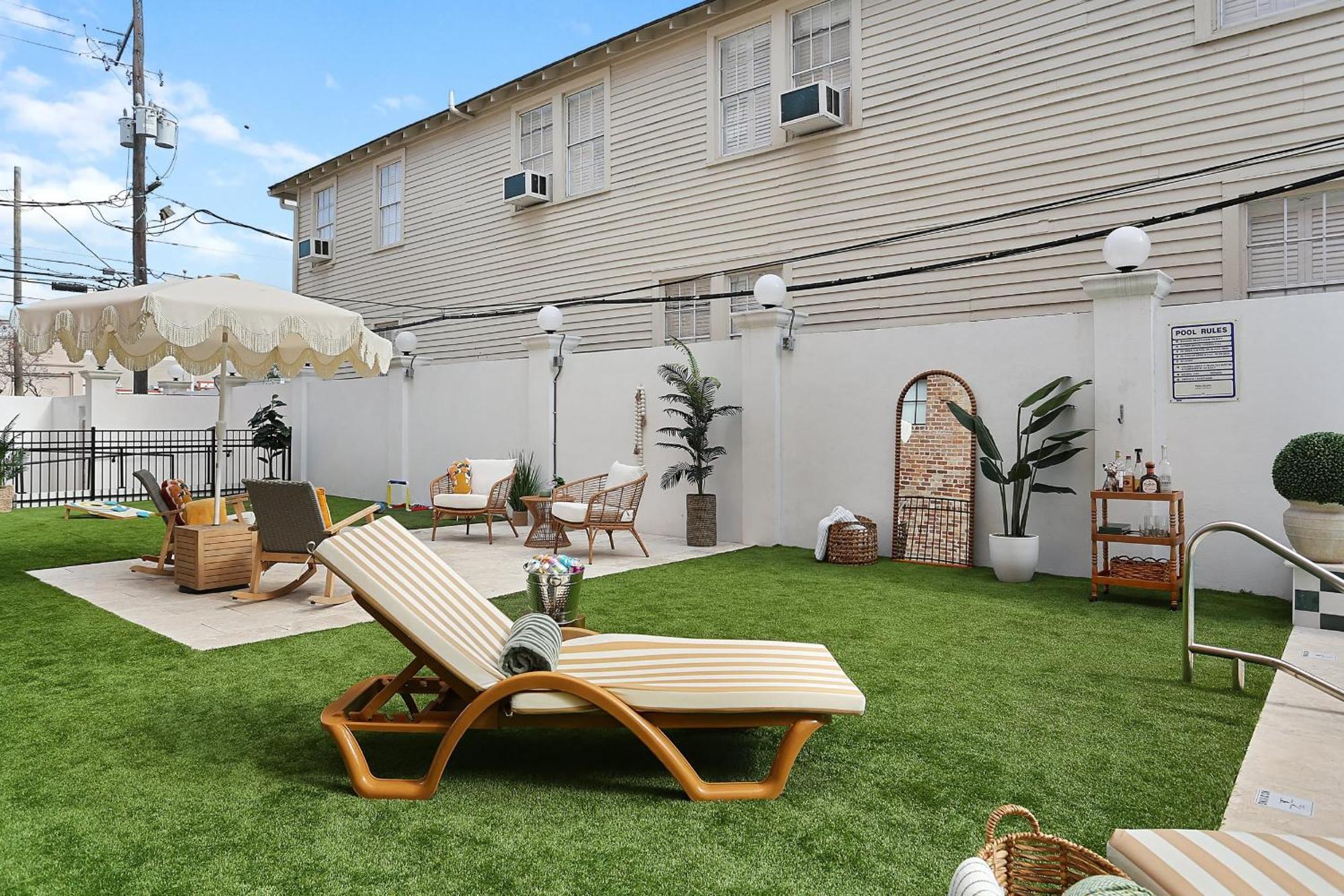 The Gisele - Luxury 4br 3ba For 8 - Pool & Streetcar Stop Apartment *