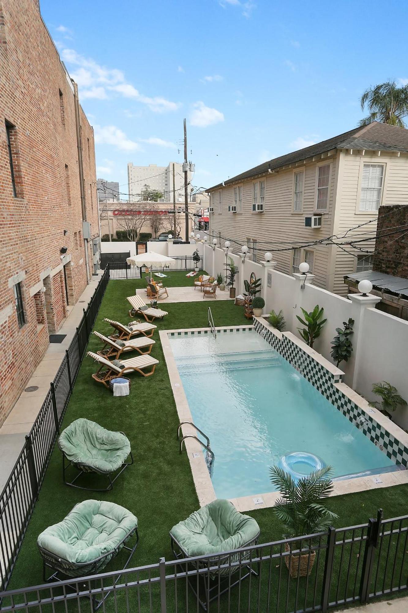 The Gisele - Luxury 4br 3ba For 8 - Pool & Streetcar Stop Apartment New Orleans