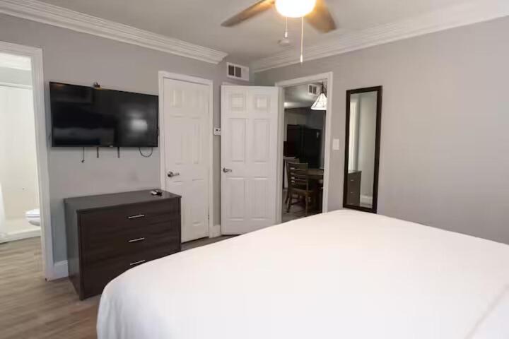 Frenchmen 1br Escape W Pool & Hot Tub Access Aparthotel