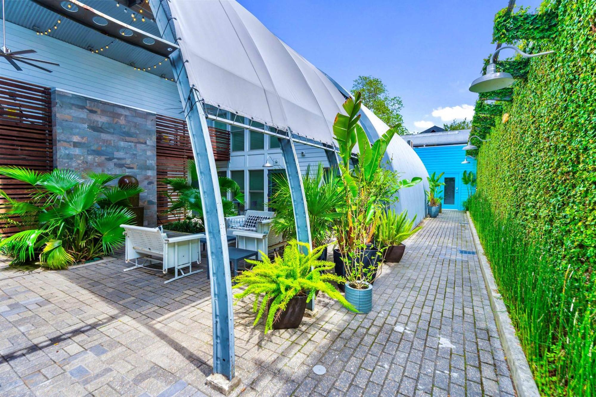 The Moon Quonset Hut Vacation Heated & Chilled Pool Holiday home *