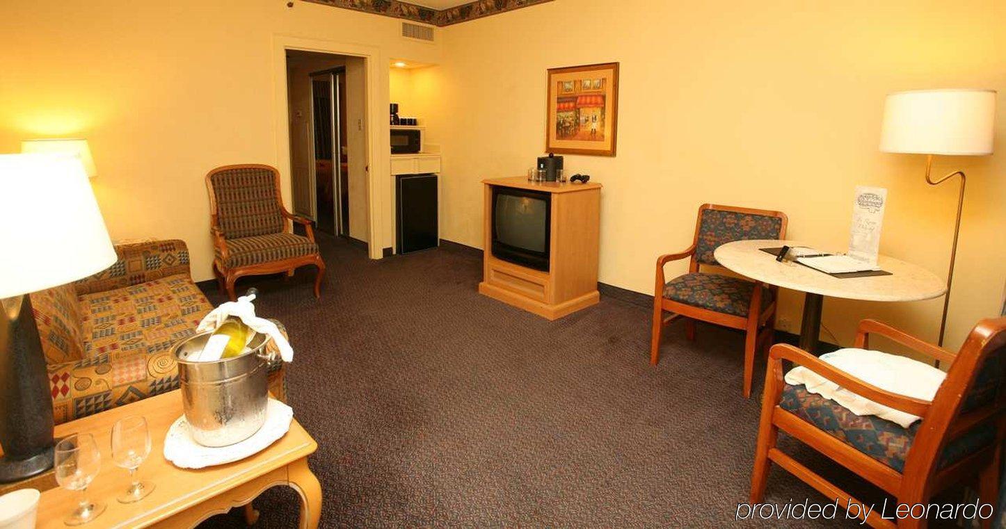 Hotel Embassy By Hilton Convention Center 3*