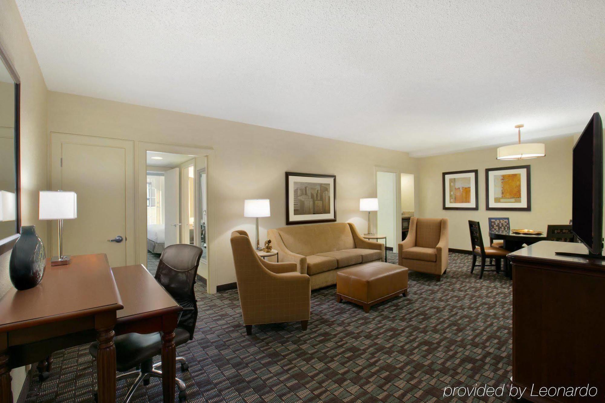 Hotel Embassy By Hilton Convention Center