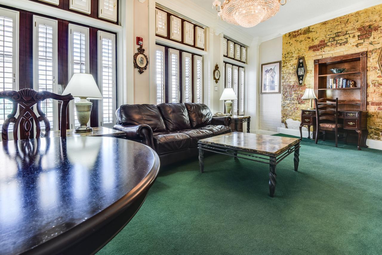 Plaza Downtown New Orleans