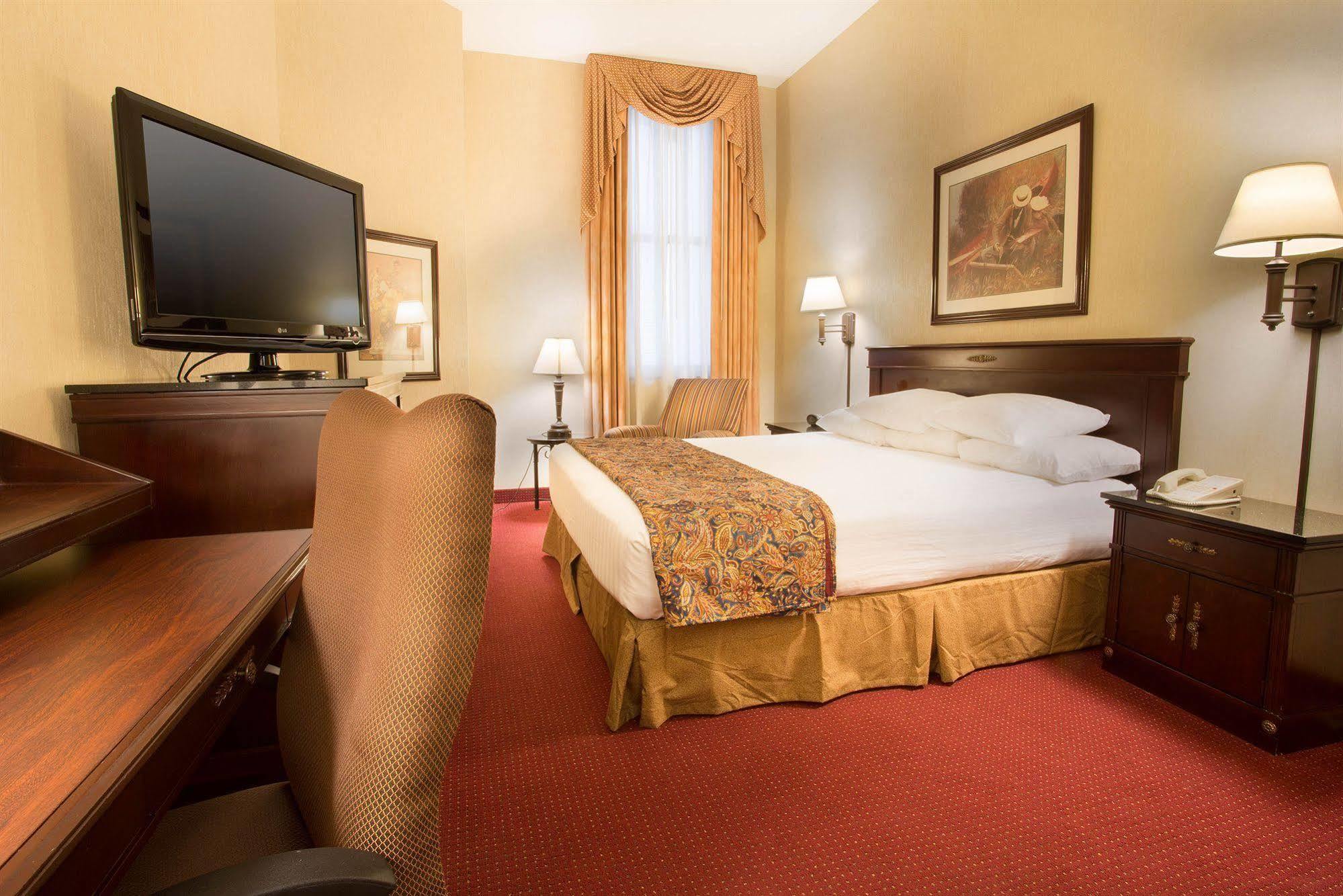 Drury Plaza Hotel 3*