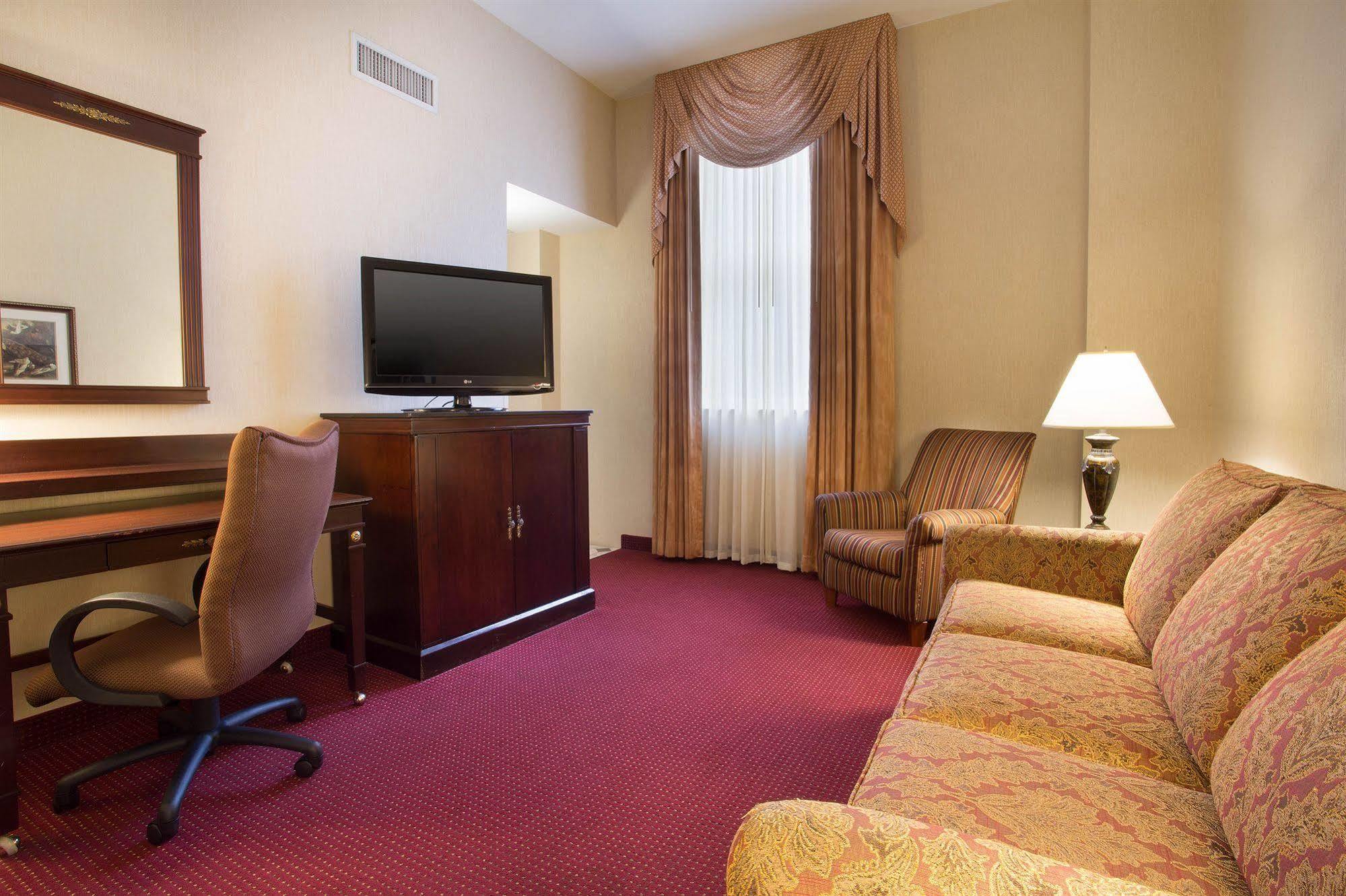 Hotel Drury Plaza 3*