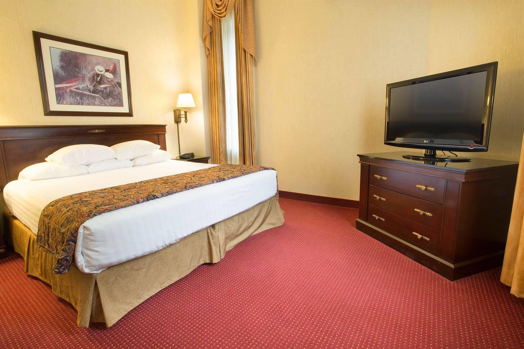 Drury Plaza Hotel 3*