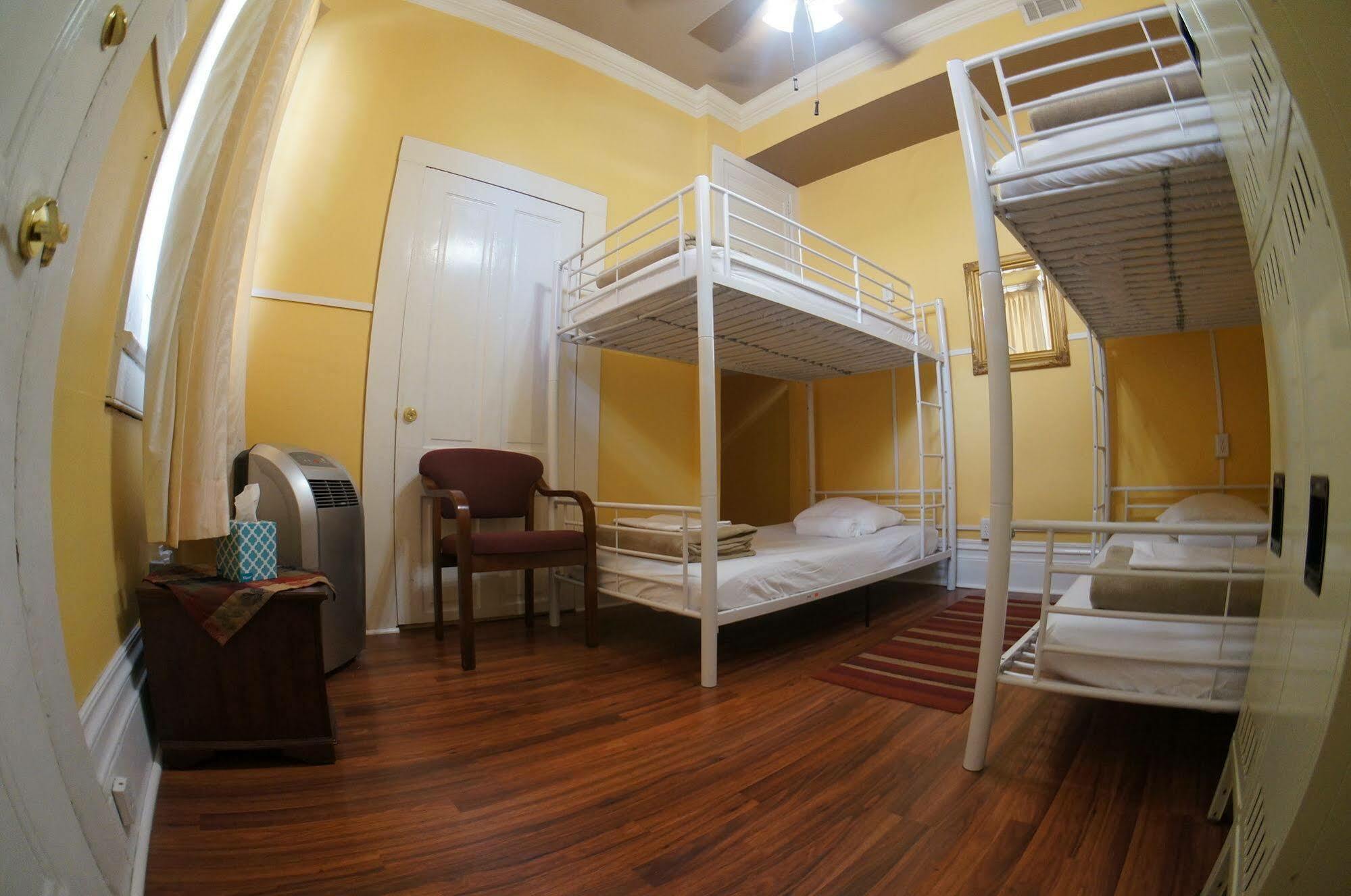 Hostel Auberge Nola *