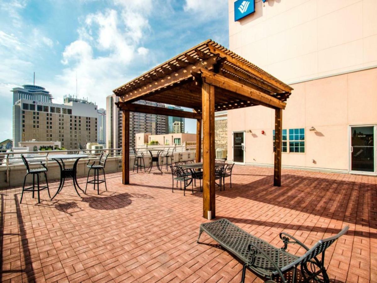 Spacious Steps Away From French Quarter Apartment *