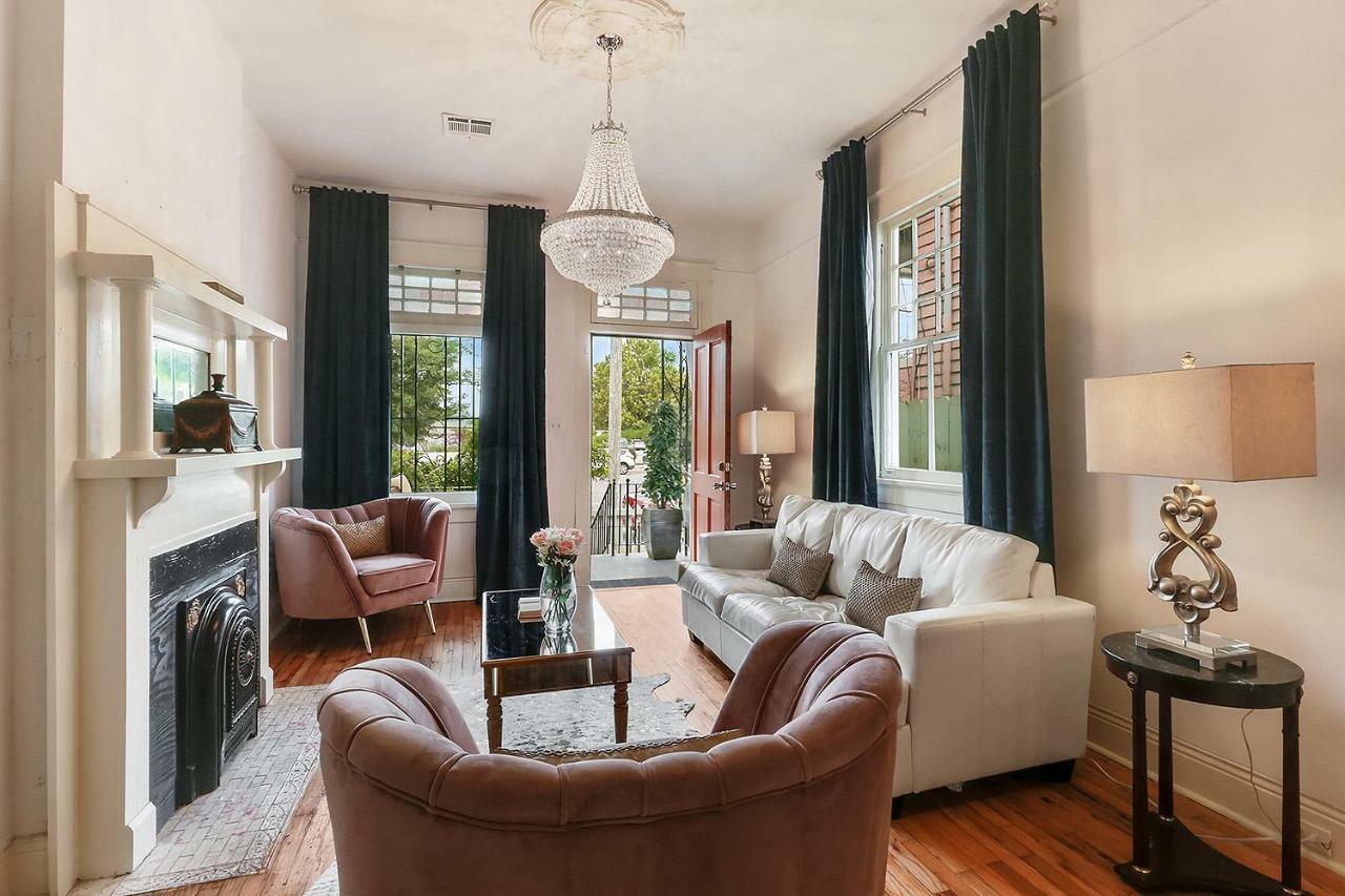 Holiday home Elegant Renovated House With Relaxing Courtyard