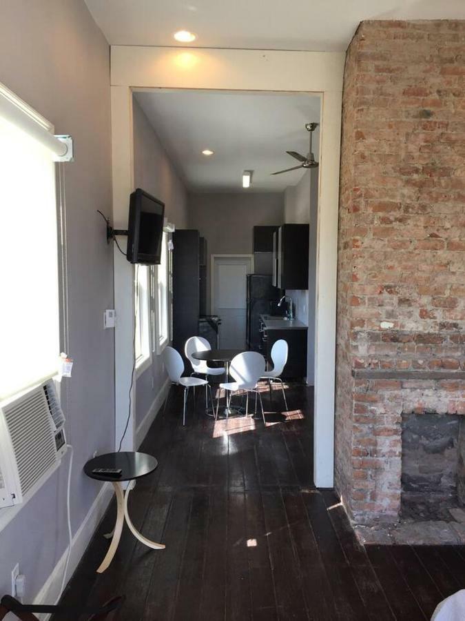 Modern 2 Blocks From Quarters Apartment