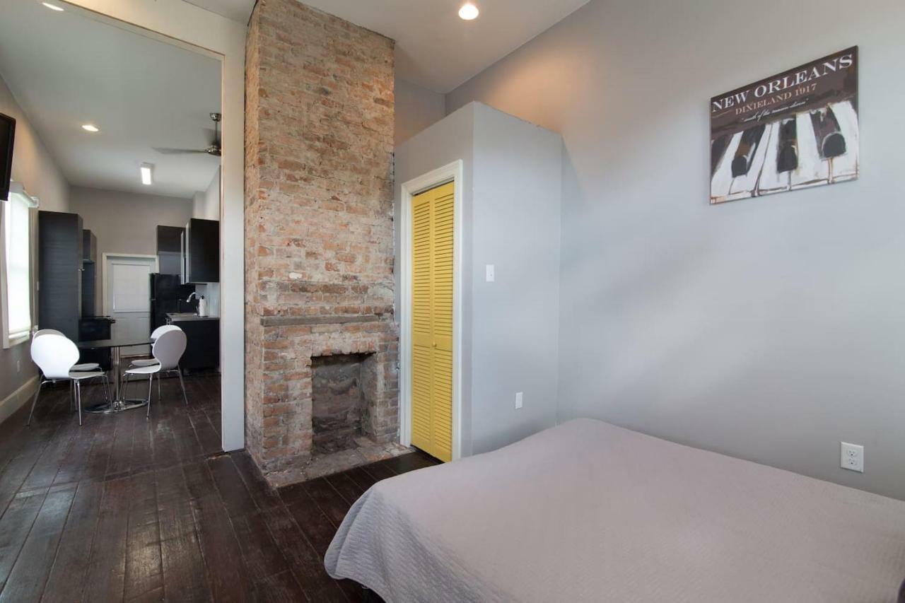 Modern 2 Blocks From Quarters *