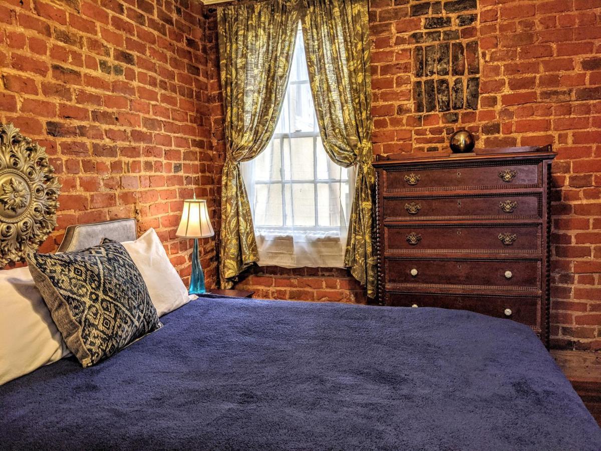 Parisian Courtyard 3*