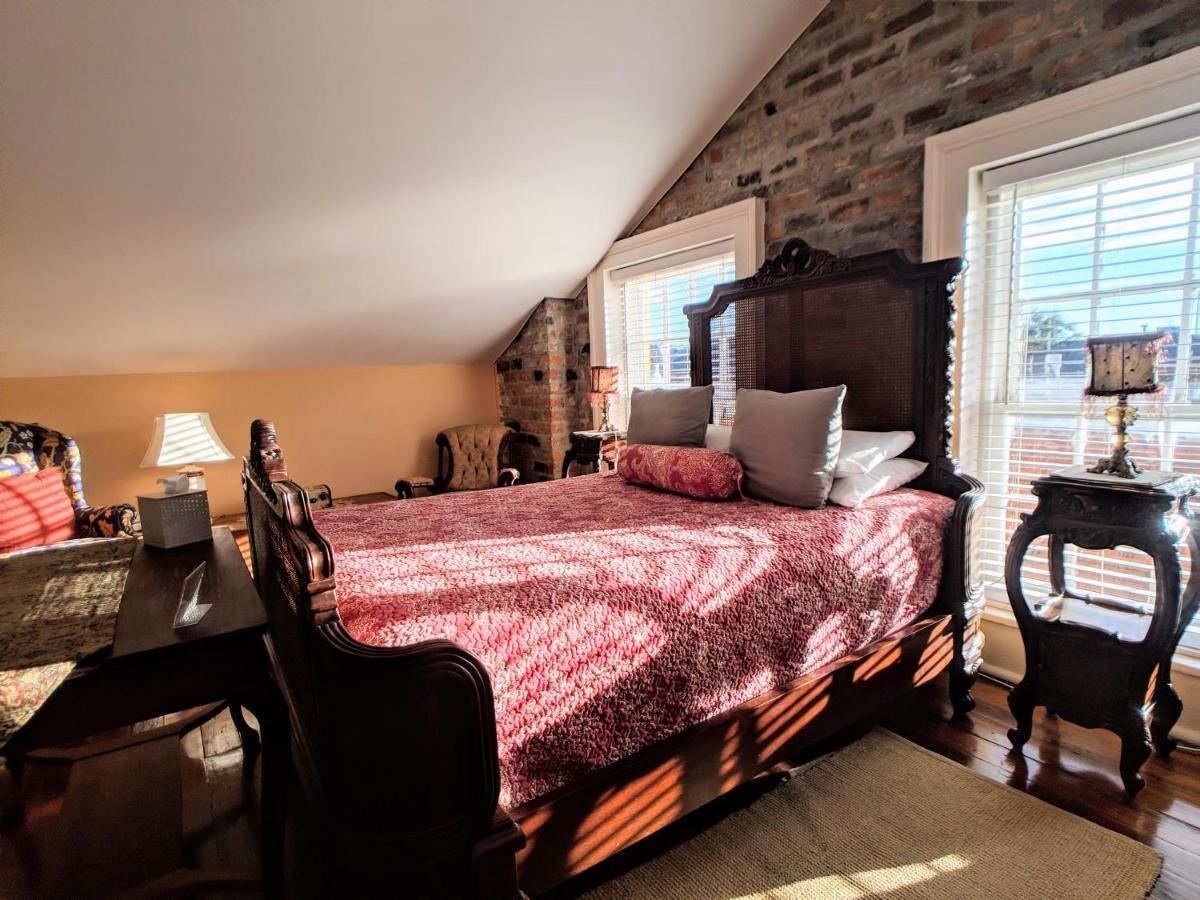 Parisian Courtyard 3*