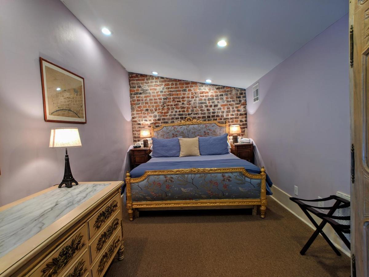 Parisian Courtyard Bed & Breakfast 3*