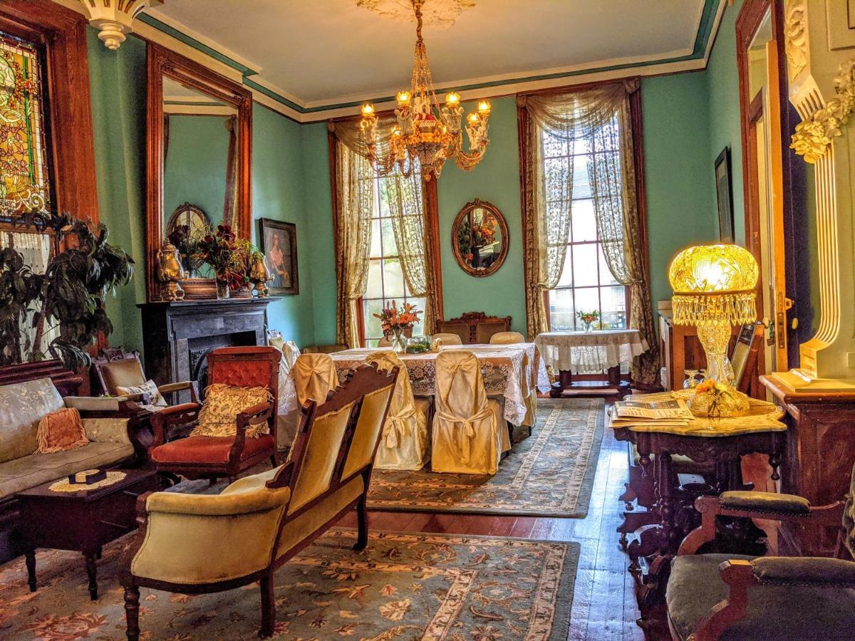 Parisian Courtyard 3*