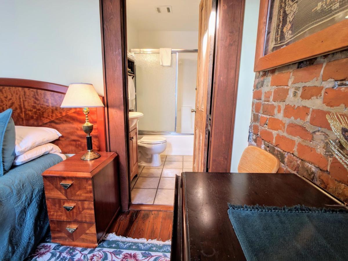 Parisian Courtyard 3*